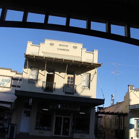 Mentor Chambers Apartment Bed & Breakfast West Wyalong Buitenkant foto