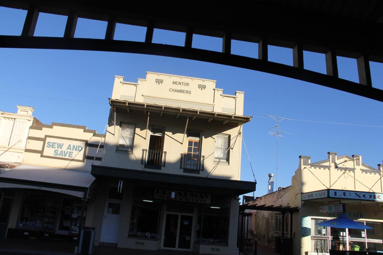 Mentor Chambers Apartment Bed & Breakfast West Wyalong Buitenkant foto